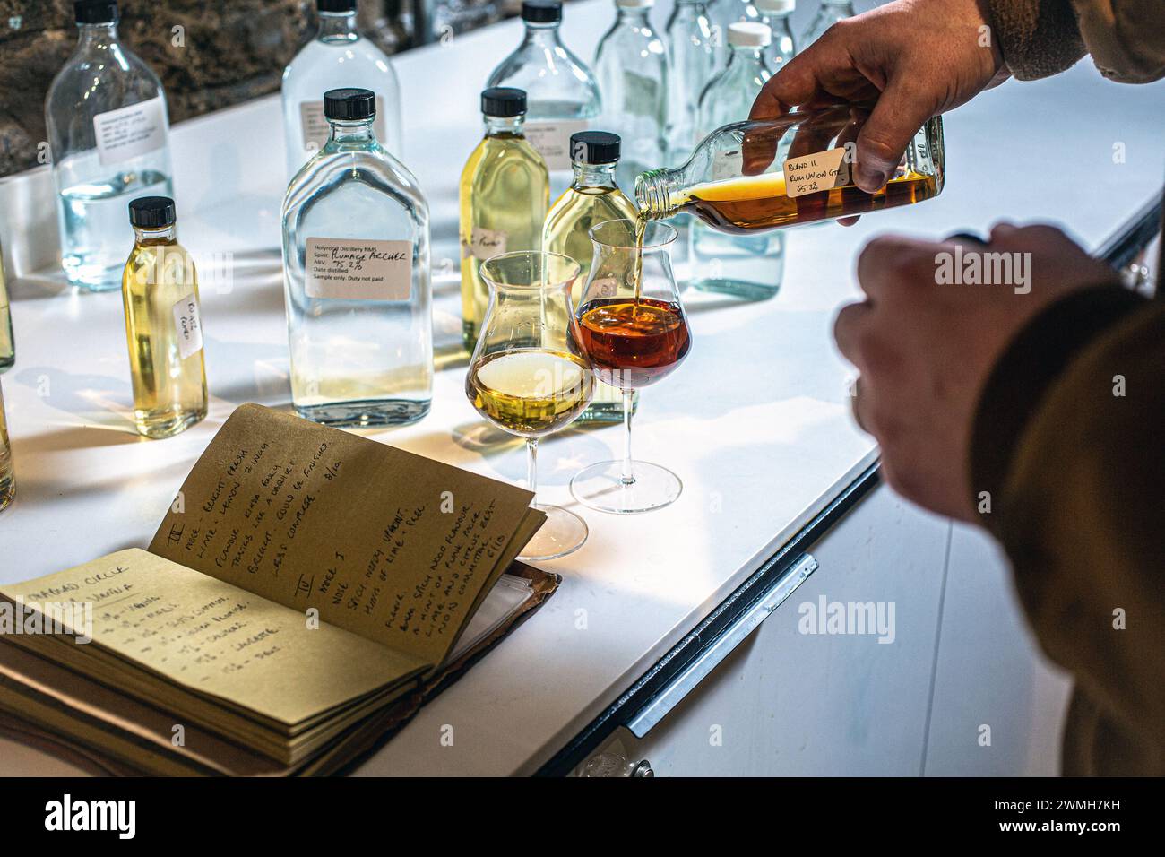 Whiskys wurden im Blending Room in Schottland gemischt Stockfoto