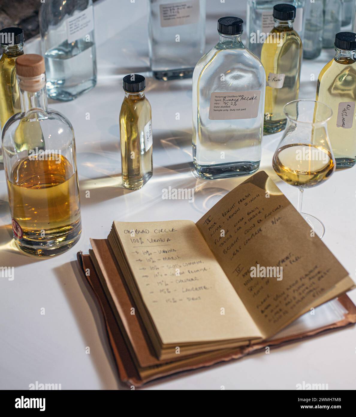 Whiskys wurden zusammen mit Notizbuch im Blending Room in Schottland gemischt. Stockfoto