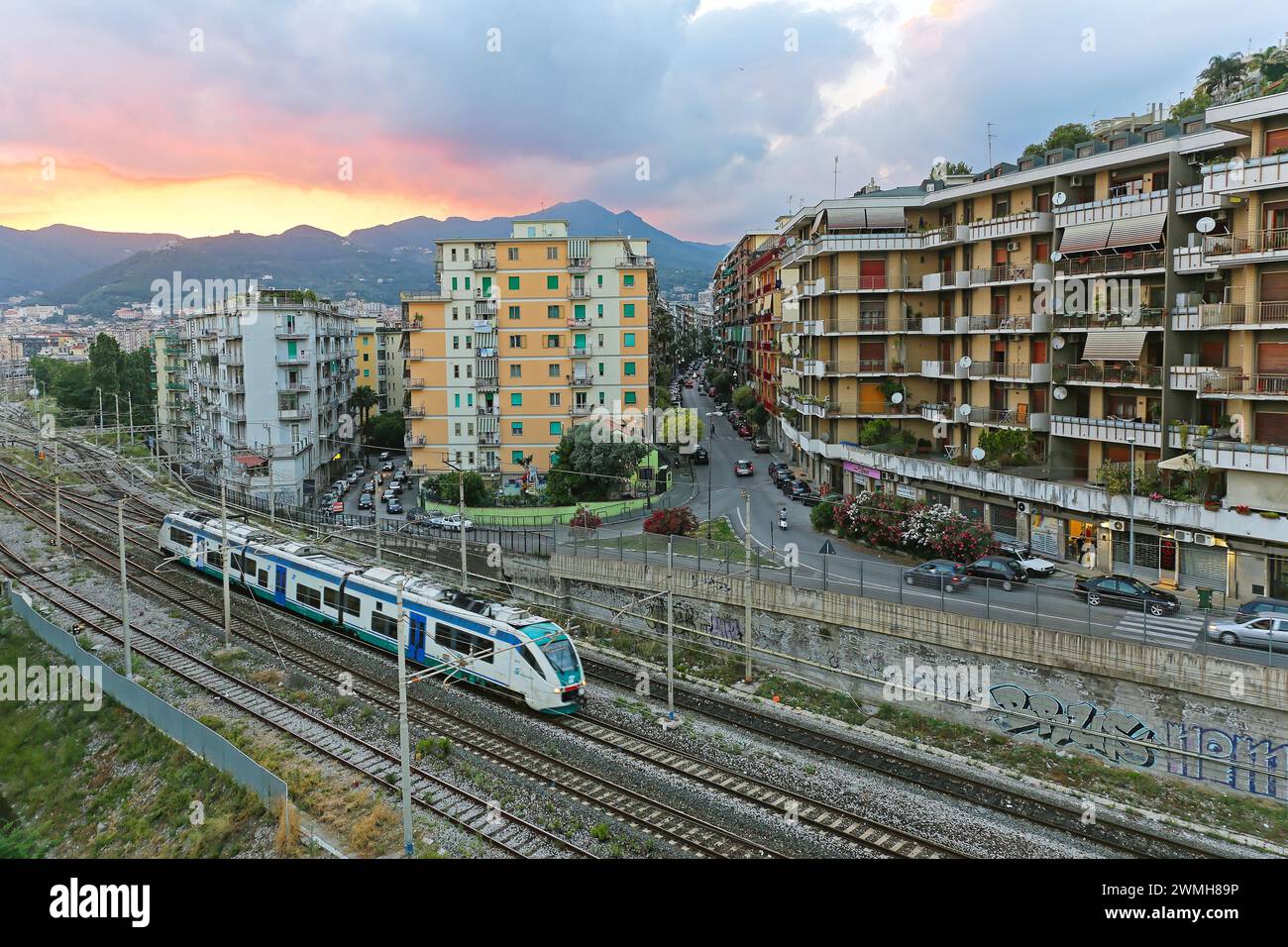 Salerno, Italien - 28. Juni 2014: Luftaufnahme des Regionalzuges Trenitalia bei der Eisenbahn durch die Stadt in Süditalien Sommernachmittag. Stockfoto