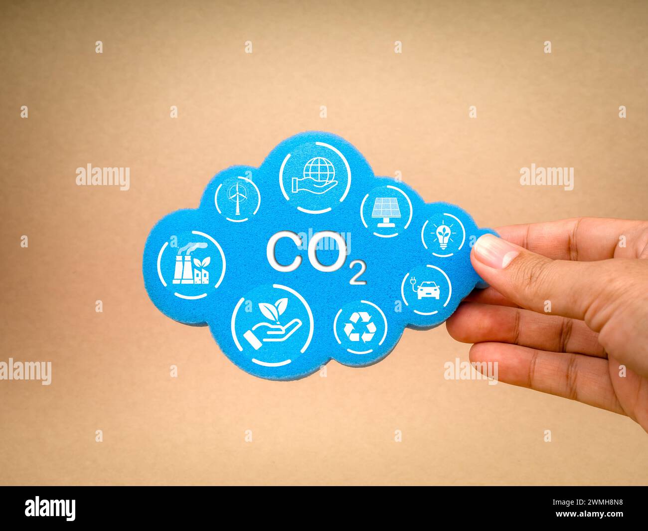 Reduzierung der CO2-Emissionen, Begrenzung des Klimawandels, Reduzierung des CO2-Ausstoßes auf Null. Symbol für CO2 reduzieren und Symbol für erneuerbare Energien auf Wolken Stockfoto