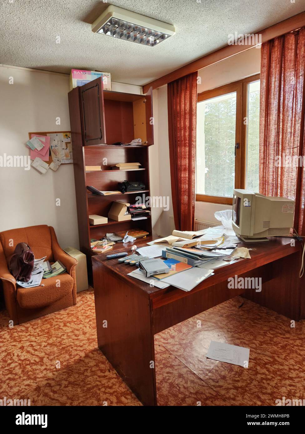 Professionelles Organisatorbüro mit rotem Stuhl Stockfoto