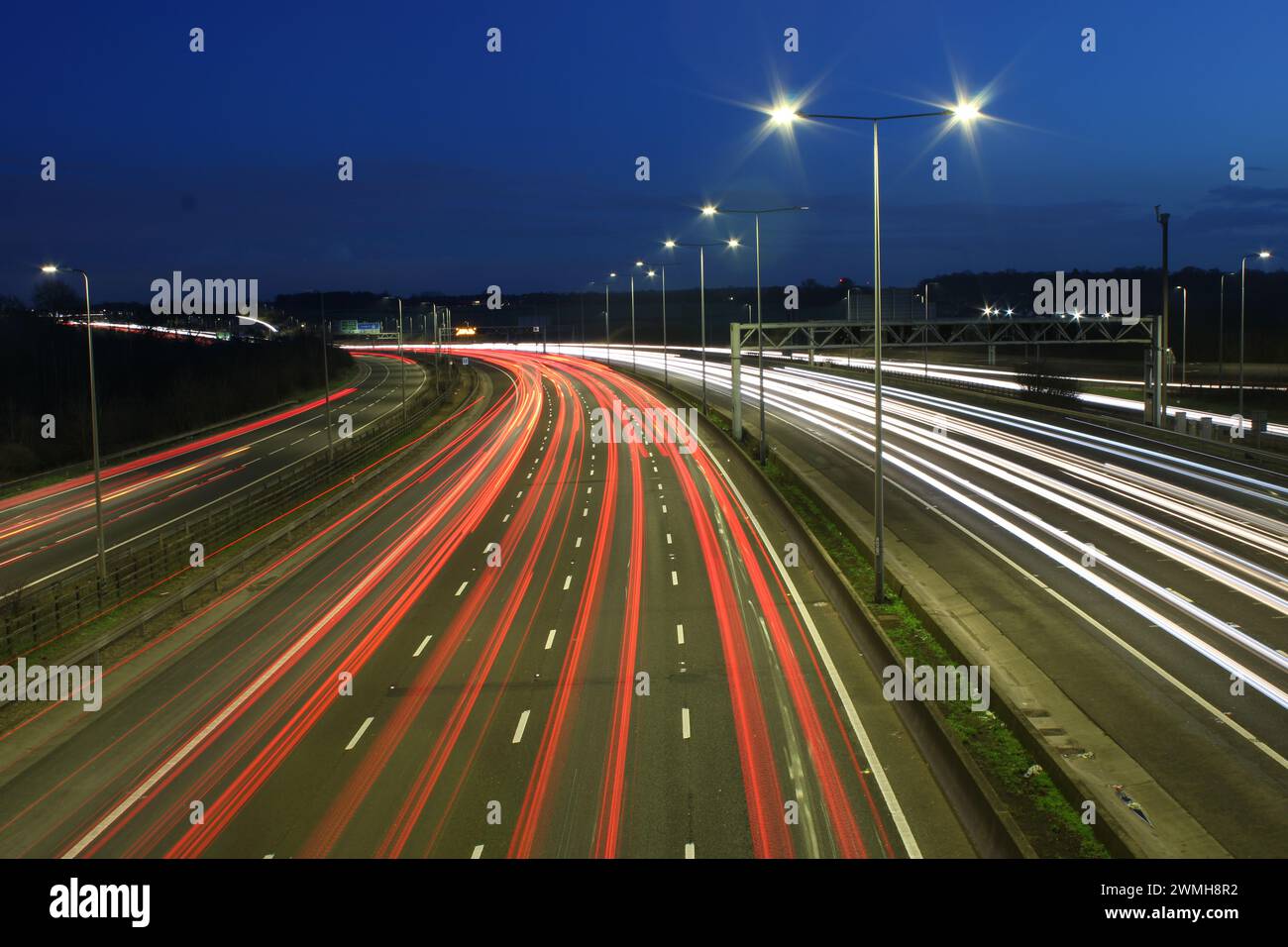 M1 Autobahnverkehr in der Dämmerung Richtung London Stockfoto