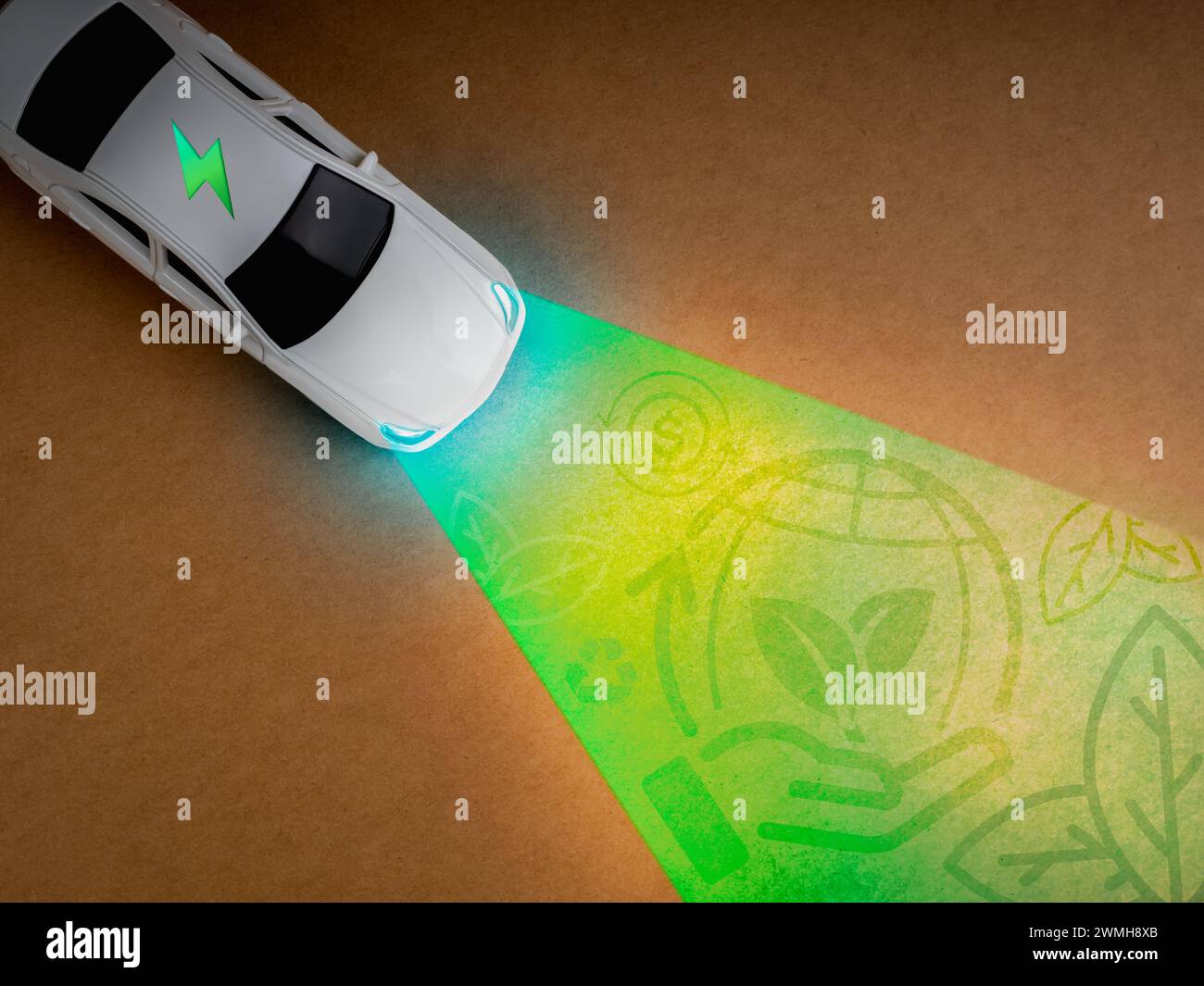 EV-Auto, Elektrobatterie-Ladefahrzeug mit nachhaltigem Entwicklungskonzept. Weißes Spielzeugauto mit Power-Symbol, strahlendem grünem Scheinwerfer o Stockfoto