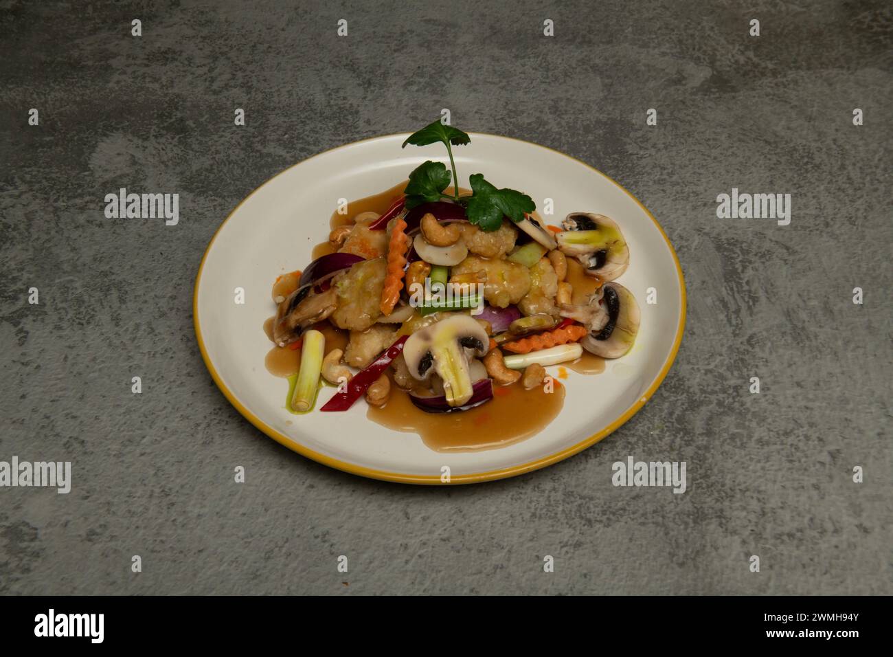 Thailändisches Essen. Gebratenes Hähnchen mit Cashewnüssen umrühren Stockfoto