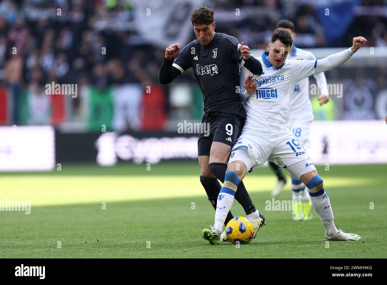 Dusan Vlahovic von Juventus FC und Nadir Zortea von Frosinone Calcio kämpfen um den Ball während des Spiels der Serie A zwischen Juventus FC und Frosinone Calcio im Allianz Stadium am 25. Februar 2024 in Turin. Stockfoto