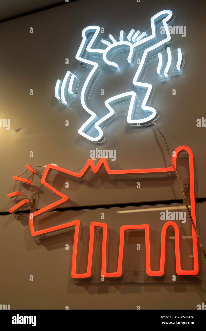 Souvenirladen im Museum of Modern Art in der W. 53rd St. bietet viele einzigartige Gegenstände, New York City, USA, 2024 Stockfoto