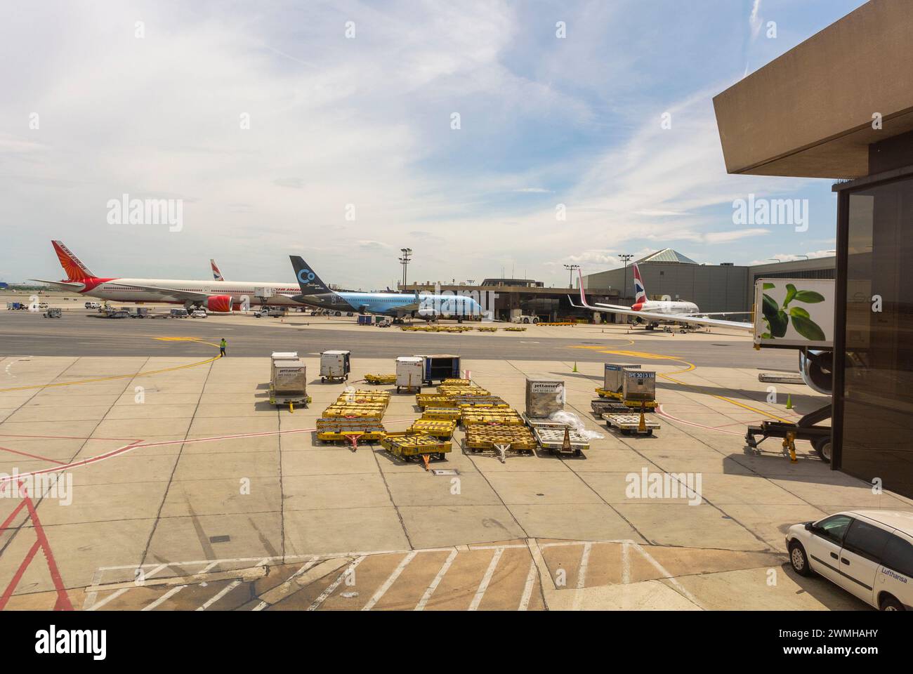 Roissy, Frankreich, Weitwinkelansicht, außerhalb der internationalen Flugzeuge auf Tarmac am Flughafen Roissy-Charles-de-Gaulle, Cargo Paris Stockfoto