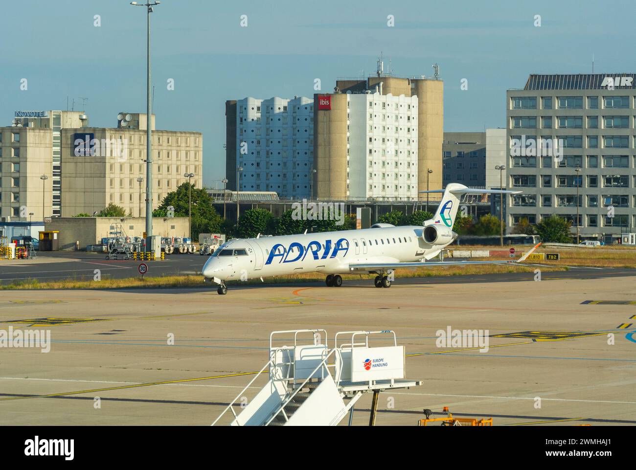 Roissy, Frankreich, Flugzeuge, die draußen auf Tarmac am Flughafen Roissy-Charles-de-Gaulle geparkt sind Stockfoto