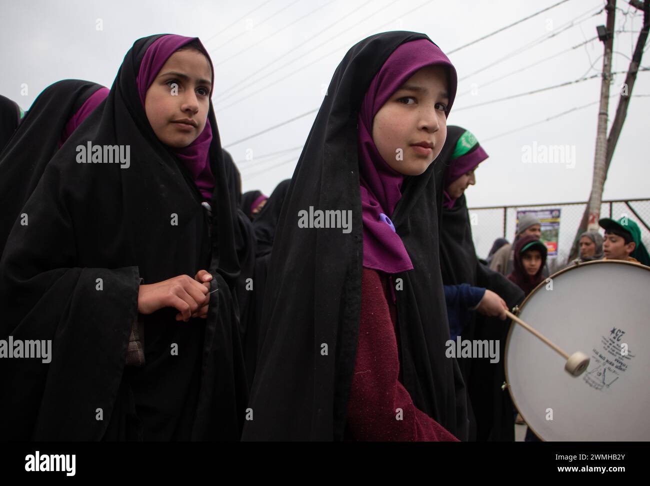 Budgam, Jammu Und Kaschmir, Indien. Februar 2024. Kaschmiri schiitische Mädchen nehmen an der Kundgebung von Shaabaniya Teil, mit der Imam al-Mahdi in Budgam geboren wurde. Die Veranstaltung findet weltweit am 15. Sha'aban statt, dem achten Monat des islamischen Kalenders, um der Geburt des letzten schiitischen Imams, Muhammad al-Mahdi, zu gedenken. der glaubt, dass er nach Ansicht der schiitischen Muslime vor dem Ende der Zeit auftaucht, um der Welt Frieden und Gerechtigkeit zu bringen. Quelle: ZUMA Press, Inc./Alamy Live News Stockfoto