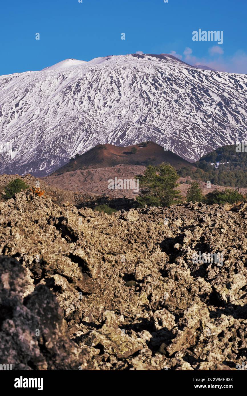 Ein kleiner alter Vulkan (Monte Mezza Luna) einer lateralen Eruption unterhalb des verschneiten Ätna im Ätna Park, Sizilien, Italien Stockfoto