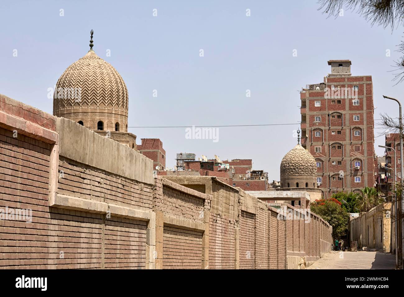 Mausoleum von Barsbay al-Bajasi auf der linken Seite und Mausoleum von Sulayman auf der rechten Seite in der Stadt der Toten, Nordfriedhof in Kairo, Ägypten Stockfoto