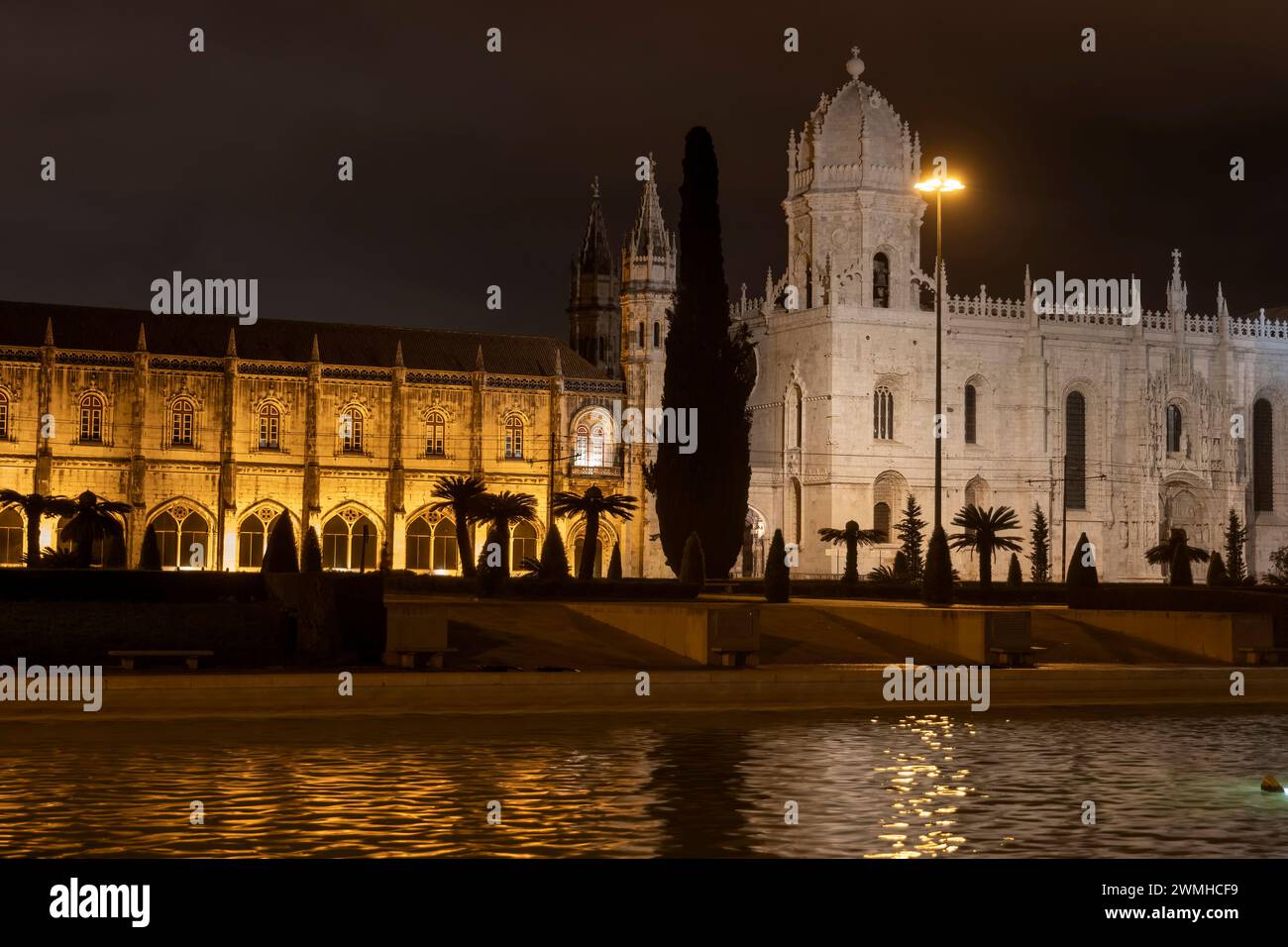 Kloster Jeronimos und Kirche Santa Maria de Belem bei Nacht in Lissabon, Portugal. Stockfoto