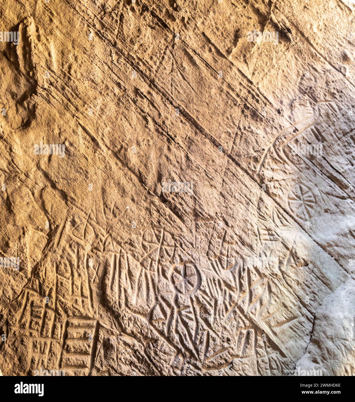 Neolithische Schnitzereien in Edakkal Caves in Wayanad Kerala Südindien Stockfoto