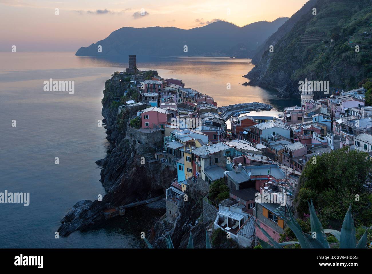 Wunderschöner Sonnenuntergang im berühmten Dorf Vernazza im Nationalpark Cinque Terre in Ligurien, Italien, Europa. Stockfoto