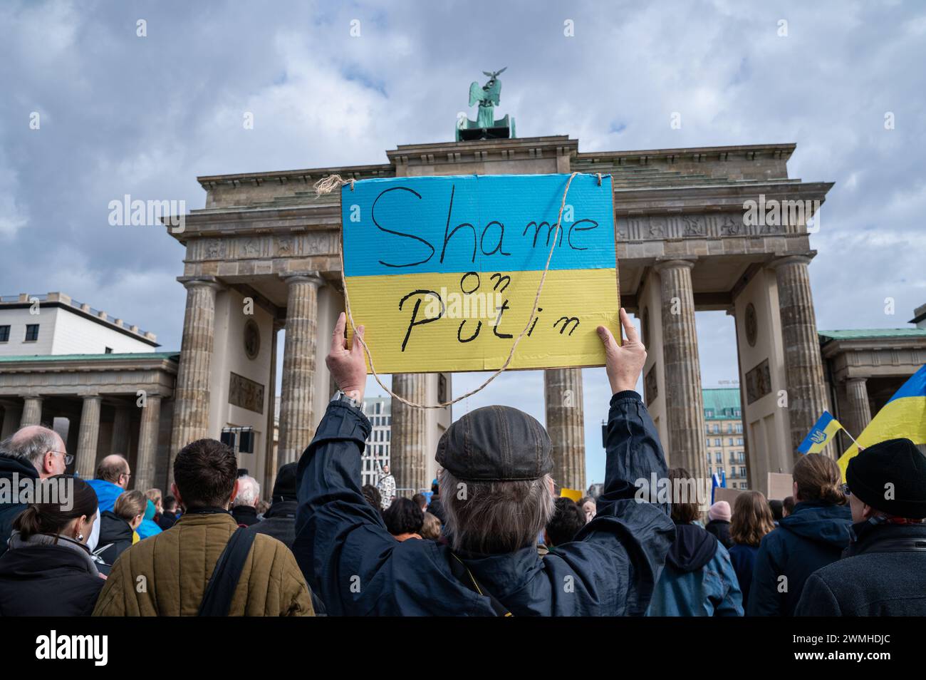 24.02.2024, Berlin, Deutschland, Europa - rund 5.000 Menschen nehmen an einer friedlichen pro-ukrainischen Protestkundgebung am Brandenburger Tor Teil. Stockfoto