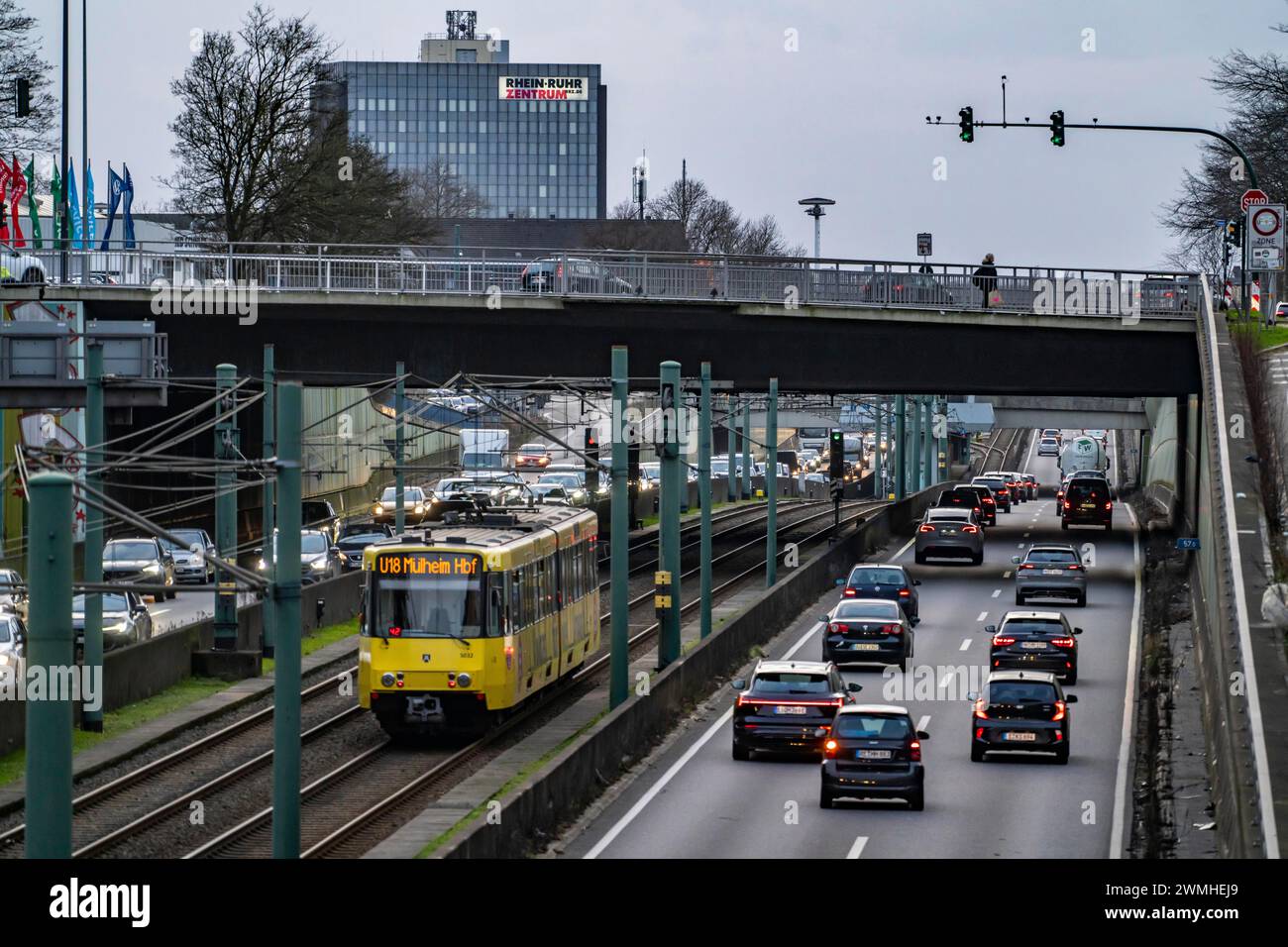 Die Hausackerbrücke, innerstädtische Straßenbrücke über die Autobahn A40 und die Stadtbahnlinie U18, zwischen Essen-Frohnhausen und Holsterhausen, umfangreich Stockfoto