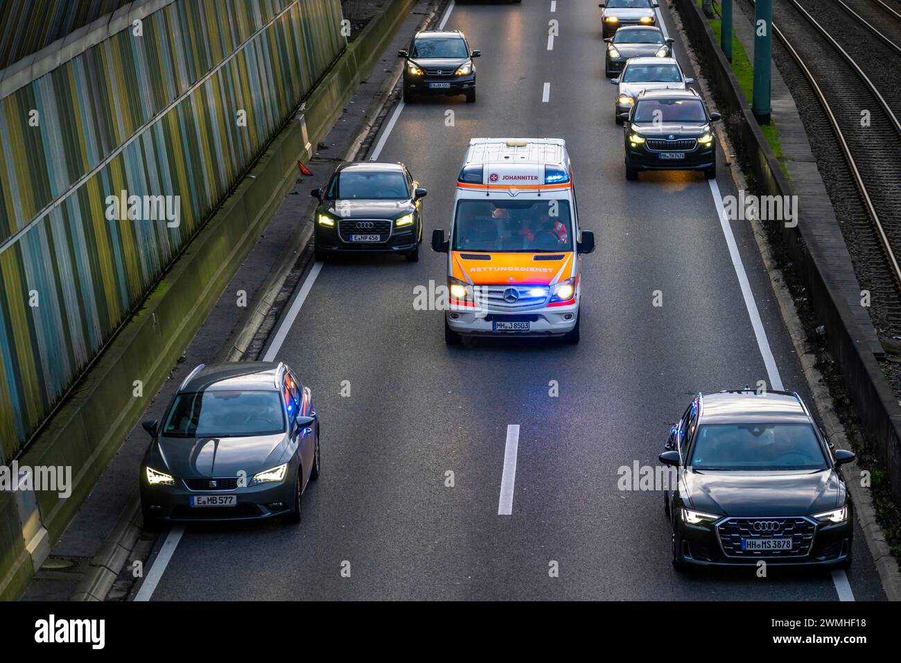 Rettungsspur auf der Autobahn, Rettungswagen auf einer Notfahrt auf der A40, EssenNRW, Deutschland, Stockfoto
