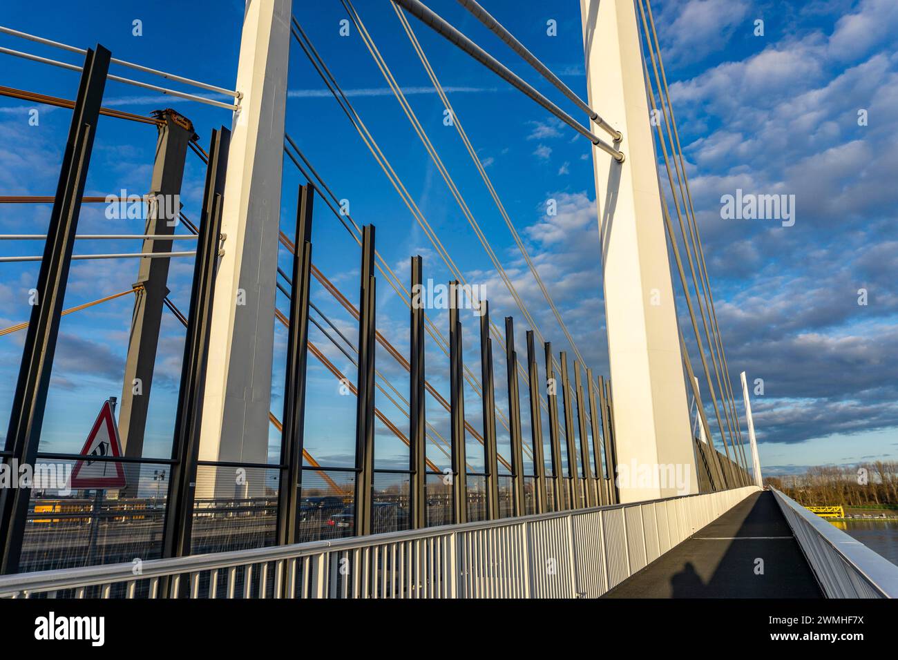 Pfeiler und Haltekabel der neuen Autobahnbrücke der A40, über den Rhein bei Duisburg, Fußgänger- und Radweg, Neuenkamp-Brücke, die alte Brücke Stockfoto