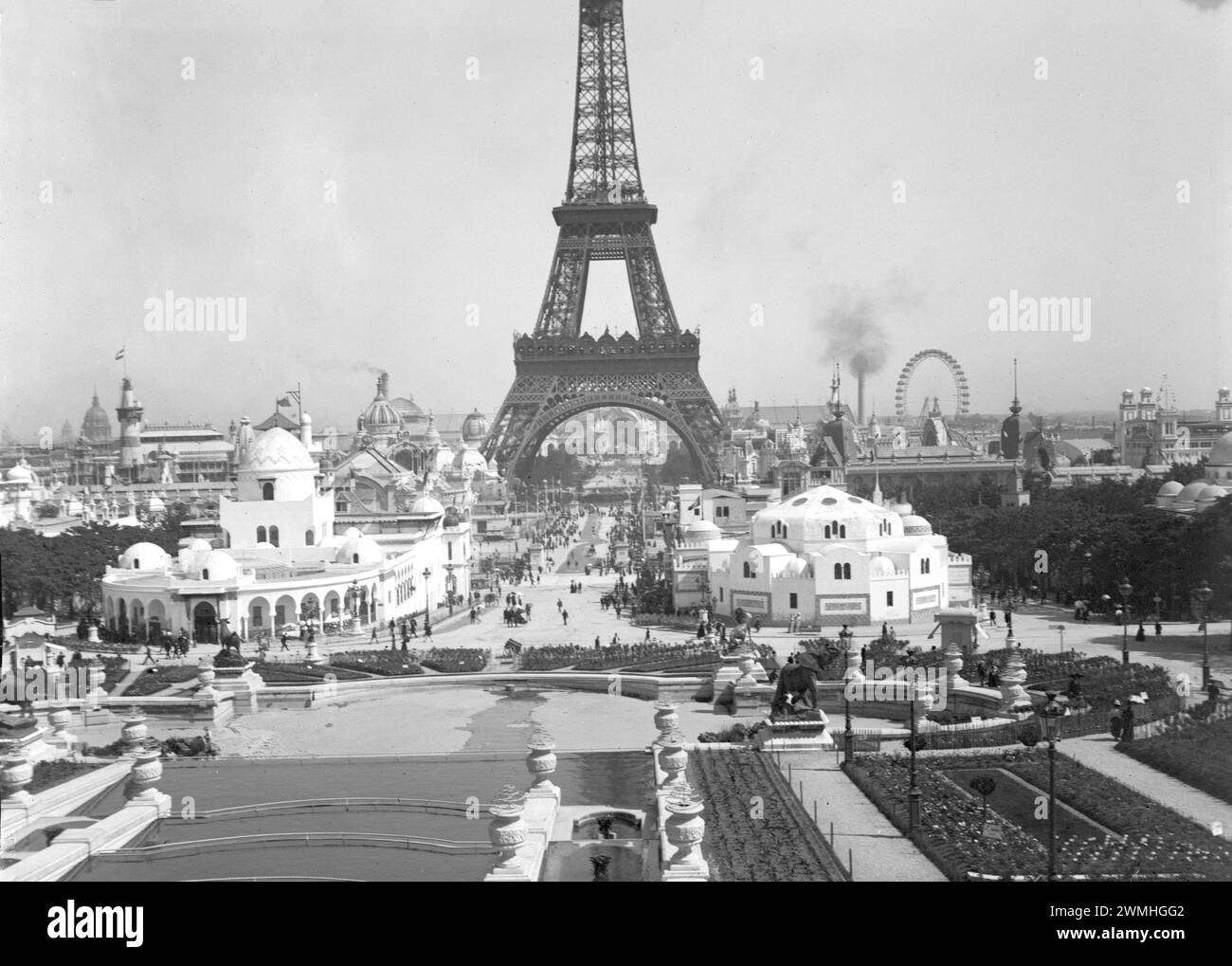 Tor zur Weltausstellung 1900 in Paris. Schwarzweißfoto aus Glasplatte wiederhergestellt und digitalisiert. Stockfoto