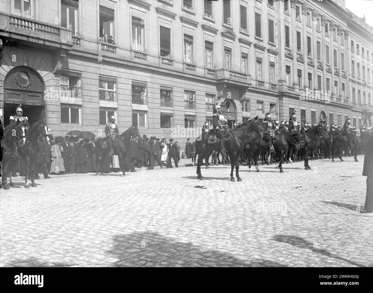 Republikanische Garde mit Pferden in einem Viertel von Lyon während einer Zeremonie. Anfang des 20. Jahrhunderts. Altes Foto Wiederhergestellt. Stockfoto