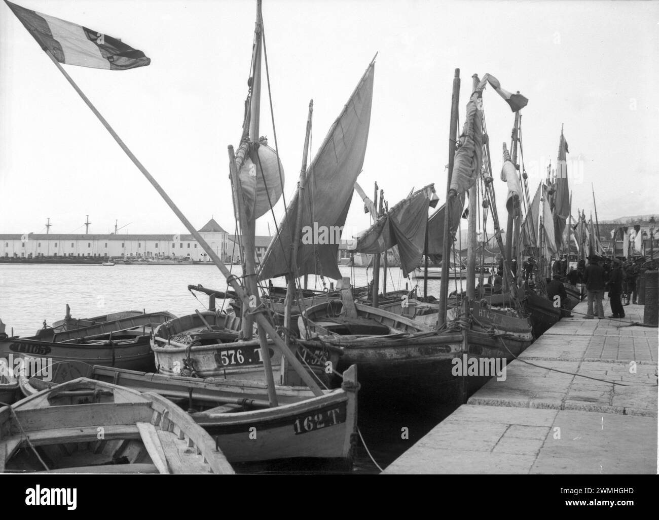 Französischer Hafen mit Segelboot und Holzschiff im Südosten Frankreichs. Anfang des 20. Jahrhunderts. Altes Foto digitalisiert. Stockfoto