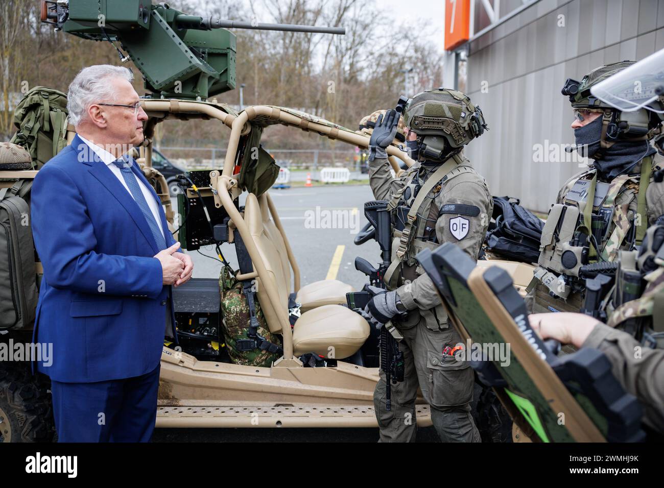 Nürnberg, Deutschland. Februar 2024. Der bayerische Innenminister Joachim Herrmann (CSU) besucht nach ihrer operativen Übung in einem Outdoor-Trainingszentrum (Enforce TAC Village) eine Sondereinsatzgruppe der Polizei auf der Messe für Sicherheitstechnik. Das operationelle Szenario der Polizei umfasste aufwändige Schulungsübungen und nicht reale Situationen. Die Fachmesse für Mitglieder der Sicherheitsbehörden und der Streitkräfte findet vom 26. Bis 28. Februar 2024 statt. Vermerk: Daniel Karmann/dpa/Alamy Live News Stockfoto