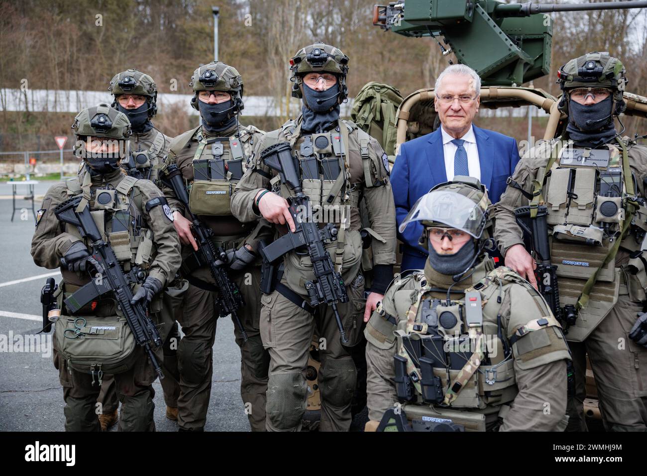 Nürnberg, Deutschland. Februar 2024. Der bayerische Innenminister Joachim Herrmann (CSU) besucht nach ihrer operativen Übung in einem Outdoor-Trainingszentrum (Enforce TAC Village) eine Sondereinsatzgruppe der Polizei auf der Messe für Sicherheitstechnik. Das operationelle Szenario der Polizei umfasste aufwändige Schulungsübungen und nicht reale Situationen. Die Fachmesse für Mitglieder der Sicherheitsbehörden und der Streitkräfte findet vom 26. Bis 28. Februar 2024 statt. Vermerk: Daniel Karmann/dpa/Alamy Live News Stockfoto