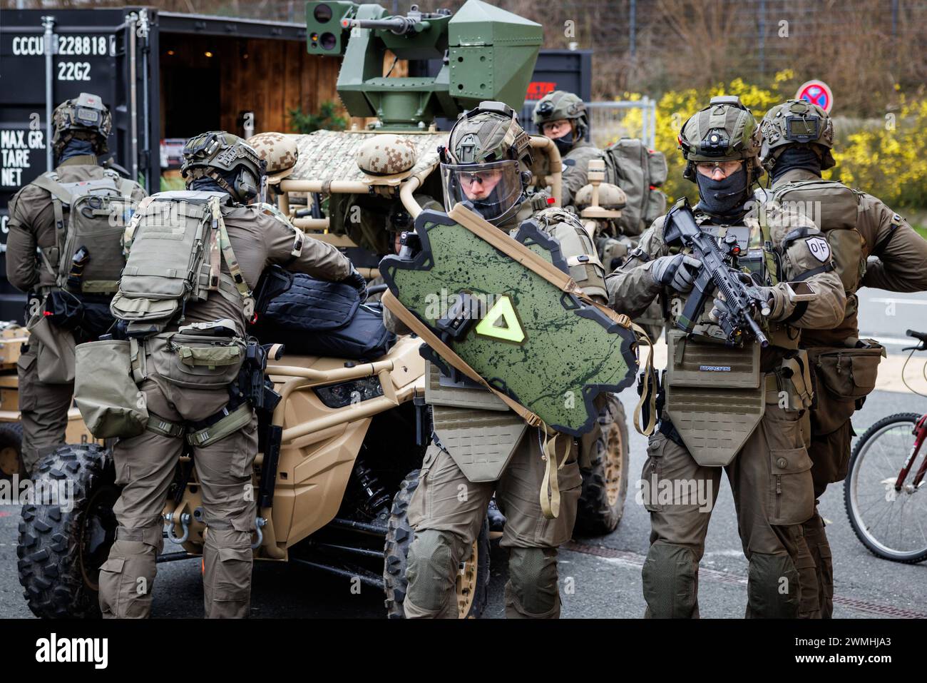 Nürnberg, Deutschland. Februar 2024. Ein spezielles Einsatzteam der Polizei übt im Rahmen der Enforce TAC Fachmesse Sicherheitstechnik einen Einsatz in einem Outdoor-Trainingszentrum (Enforce TAC Village) aus. Das Szenario des Polizeieinsatzes umfasst aufwändige Schulungsübungen und keine realen Situationen. Die Fachmesse für Mitglieder der Sicherheitsbehörden und der Streitkräfte findet vom 26. Bis 28. Februar 2024 statt. Vermerk: Daniel Karmann/dpa/Alamy Live News Stockfoto