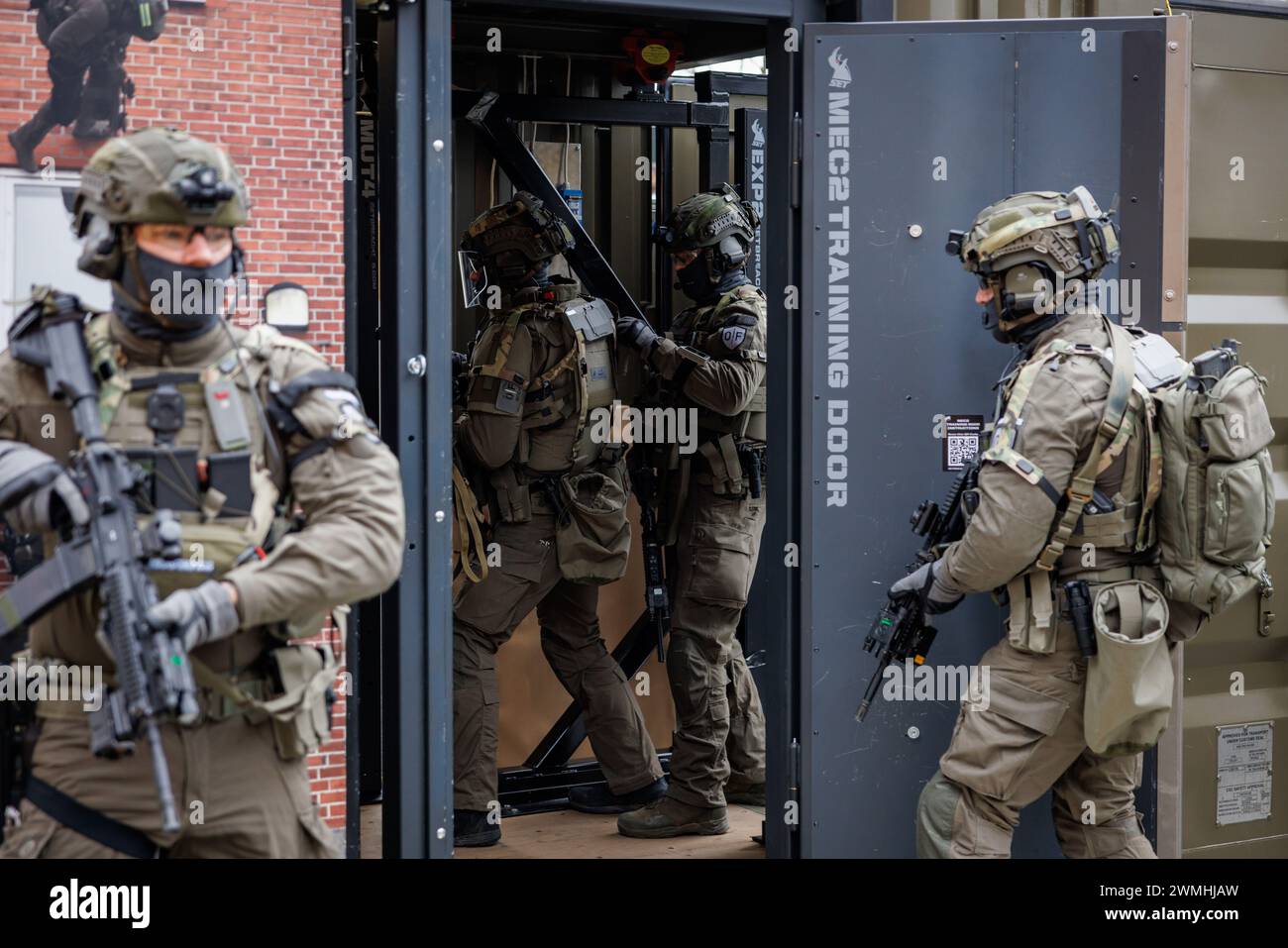 Nürnberg, Deutschland. Februar 2024. Ein spezielles Einsatzteam der Polizei übt im Rahmen der Enforce TAC Fachmesse Sicherheitstechnik einen Einsatz in einem Outdoor-Trainingszentrum (Enforce TAC Village) aus. Das Szenario des Polizeieinsatzes umfasst aufwändige Schulungsübungen und keine realen Situationen. Die Fachmesse für Mitglieder der Sicherheitsbehörden und der Streitkräfte findet vom 26. Bis 28. Februar 2024 statt. Vermerk: Daniel Karmann/dpa/Alamy Live News Stockfoto