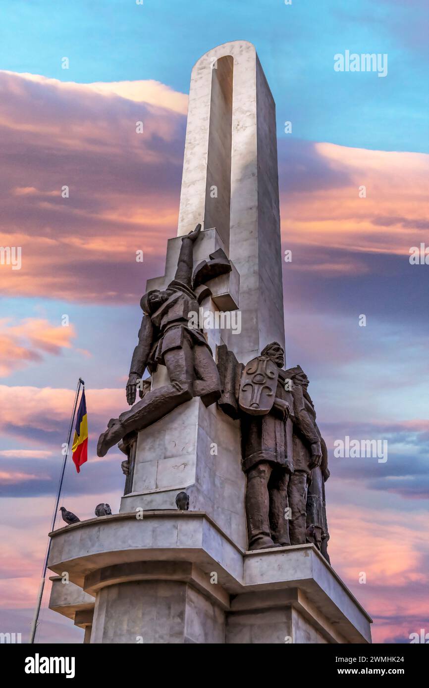 CLUJ-NAPOCA, TRANSSILVANIEN, RUMÄNIEN - 20. SEPTEMBER 2020: Denkmal der Ruhm des rumänischen Soldaten auf dem Avram-Iancu-Platz. Sie wurde erstellt von Stockfoto