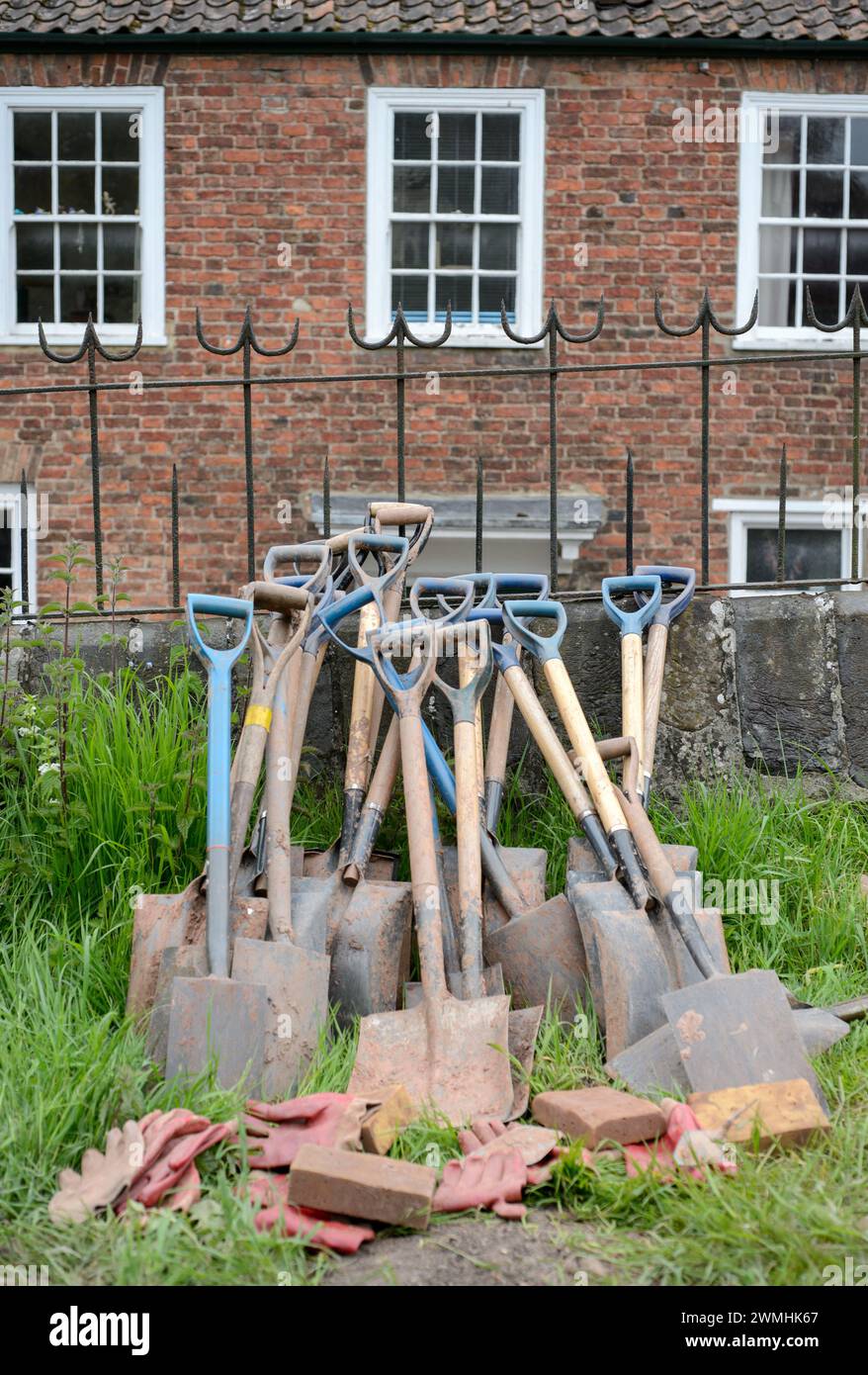 Spaten und Schaufeln bei einer archäologischen Ausgrabung, Großbritannien Stockfoto