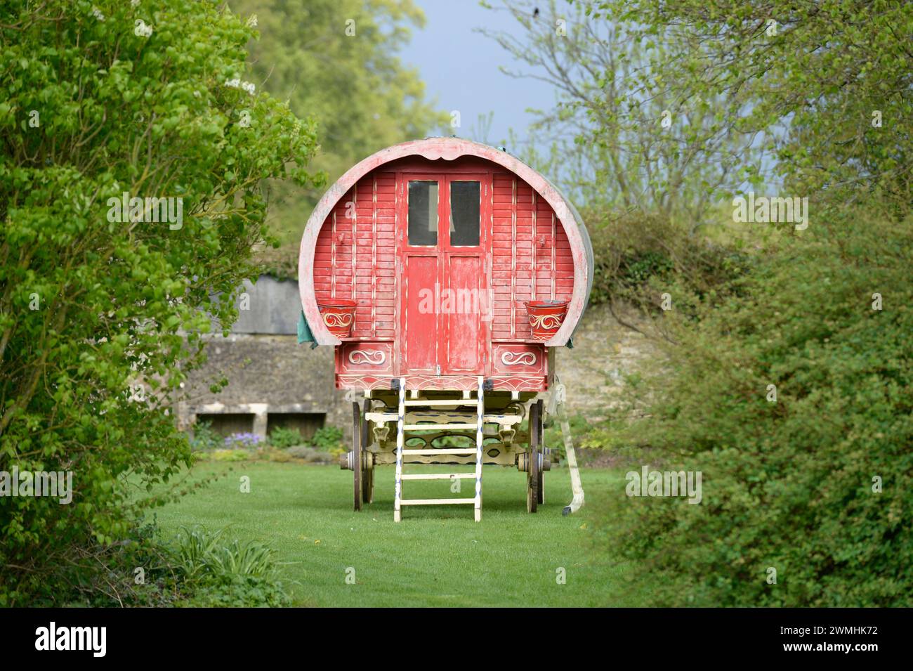 Ein Zigeunerwagen in einem Garten, Großbritannien Stockfoto