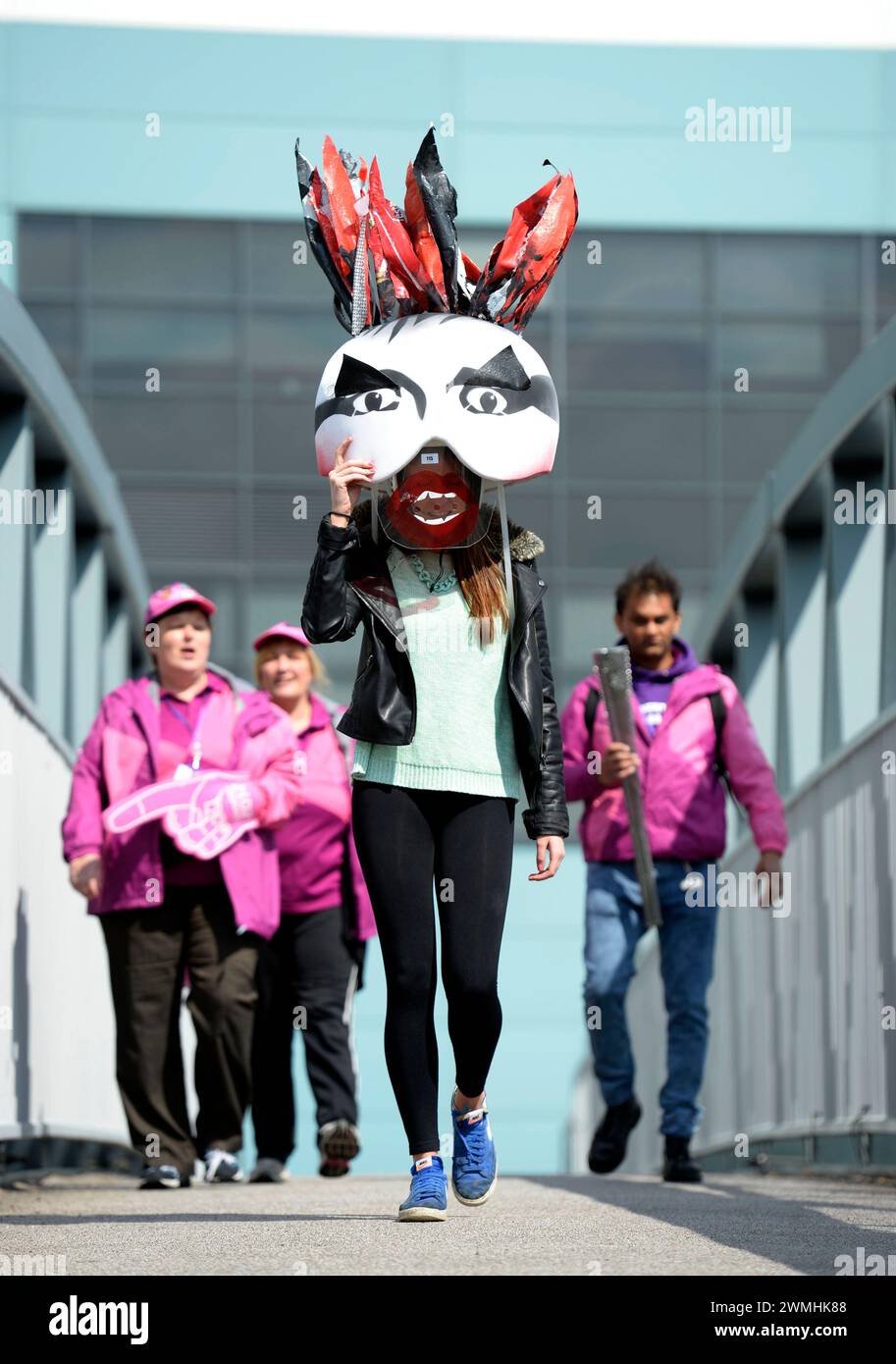 Ein „Punk Head“ wurde bei der Auktion der Olympischen Erinnerungsstücke in London 2012 in der Ricoh Arena in Coventry (27. April 2013) verkauft. Stockfoto