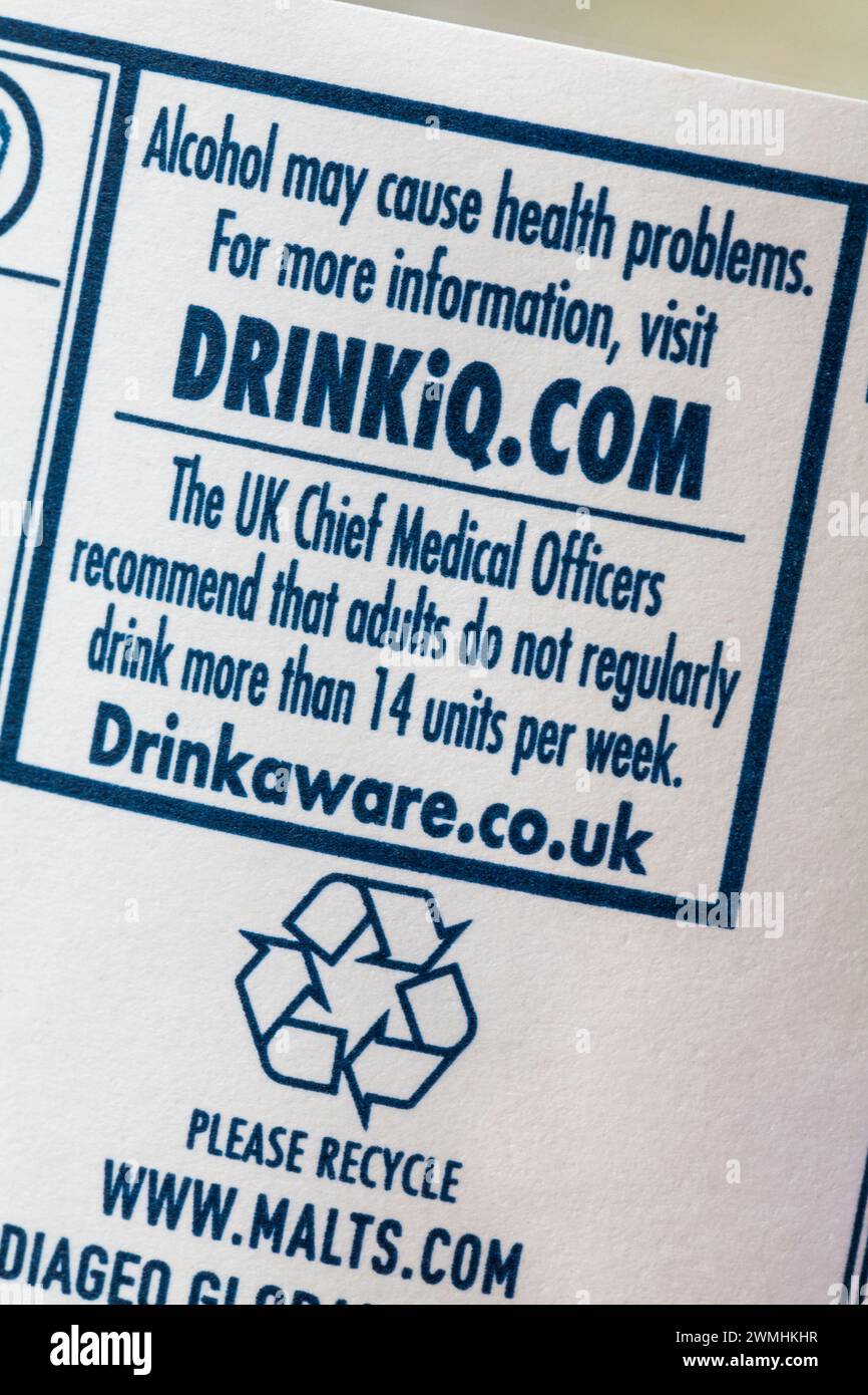 Alkohol kann gesundheitliche Probleme verursachen Warnung auf der Flasche Talisker Skye Single Malt Scotch Whisky Stockfoto