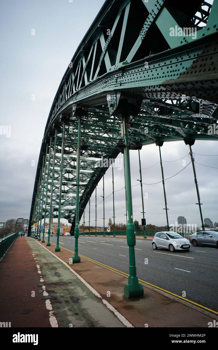 Die Wearmouth Road Bridge aus Stahl über den Fluss Tyne in Sunderland Stockfoto