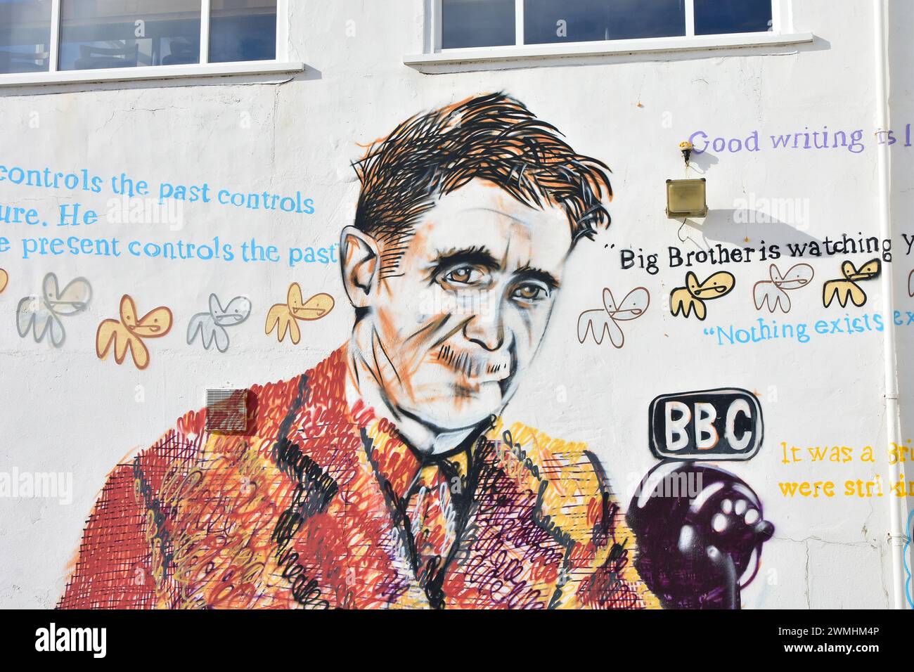 George Orwell bei BBC Mural, Southwold Pier, Suffolk, England, Großbritannien mit Zitaten aus Classic Books 1984 und Animal Farm Stockfoto