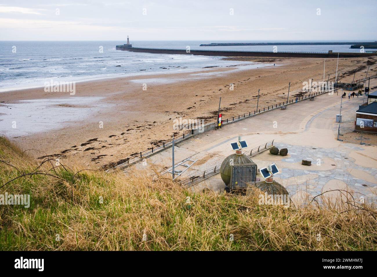 Roker Lighthouse und Strand von der Landzunge über dem Strand Stockfoto