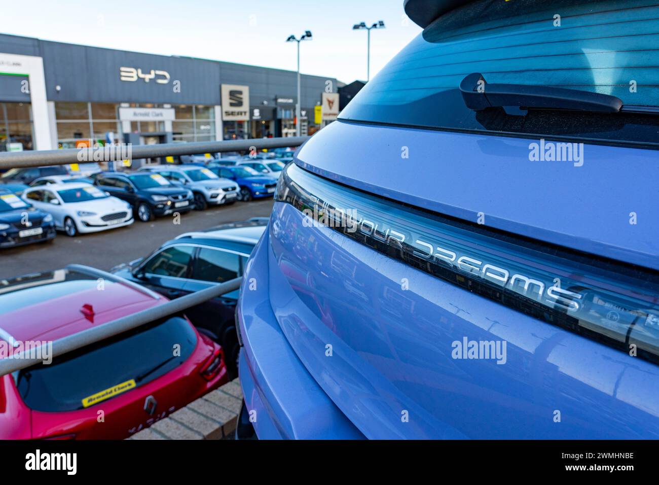 Edinburgh, Schottland, Großbritannien. Februar 2024. Neue importierte chinesische Elektroautos auf den Vorplätzen der Autohäuser in Edinburgh. Erste Lieferungen an Händler der chinesischen Marke BYD ( Build Your Dreams) sind eingetroffen, und die europäischen Automobilhersteller befürchten, dass die Chinesen kostengünstige, hoch staatlich subventionierte Elektroautos in Europa abwerfen und damit die Zukunft der europäischen Automobilindustrie gefährden werden. Iain Masterton/Alamy Live News Stockfoto