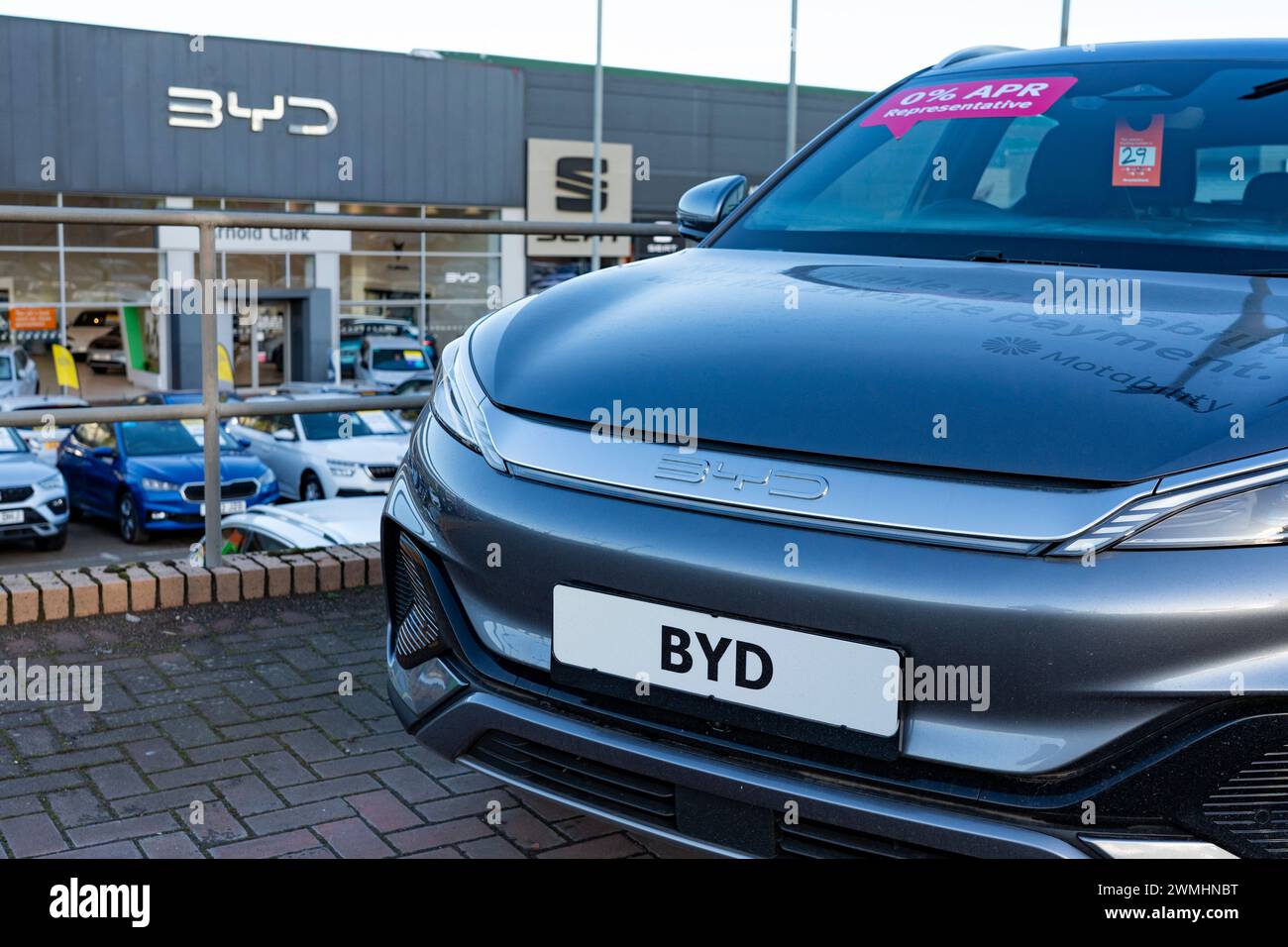 Edinburgh, Schottland, Großbritannien. Februar 2024. Neue importierte chinesische Elektroautos auf den Vorplätzen der Autohäuser in Edinburgh. Erste Lieferungen an Händler der chinesischen Marke BYD ( Build Your Dreams) sind eingetroffen, und die europäischen Automobilhersteller befürchten, dass die Chinesen kostengünstige, hoch staatlich subventionierte Elektroautos in Europa abwerfen und damit die Zukunft der europäischen Automobilindustrie gefährden werden. Iain Masterton/Alamy Live News Stockfoto