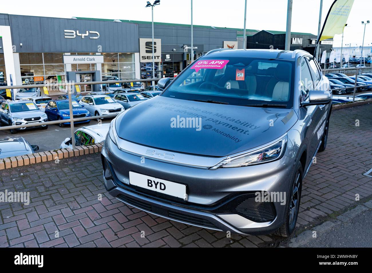 Edinburgh, Schottland, Großbritannien. Februar 2024. Neue importierte chinesische Elektroautos auf den Vorplätzen der Autohäuser in Edinburgh. Erste Lieferungen an Händler der chinesischen Marke BYD ( Build Your Dreams) sind eingetroffen, und die europäischen Automobilhersteller befürchten, dass die Chinesen kostengünstige, hoch staatlich subventionierte Elektroautos in Europa abwerfen und damit die Zukunft der europäischen Automobilindustrie gefährden werden. Iain Masterton/Alamy Live News Stockfoto