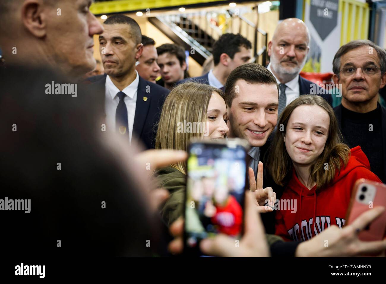 © THOMAS PADILLA/MAXPPP - 26/02/2024 ; PARIS, FRANKREICH ; VISITE DU PRESIDENT DU RASSEMBLEMENT NATIONAL, JORDAN BARDELLA AU SALON INTERNATIONAL DE L' AGRICULTURE, PORTE DE VERSAILLES. Der Präsident der rechtsextremen französischen Partei Rassemblement national (RN), Jordan Bardella, besucht den 60. Salon International de l Agriculture (SIA) 26. Februar 2024 Credit: MAXPPP/Alamy Live News Stockfoto