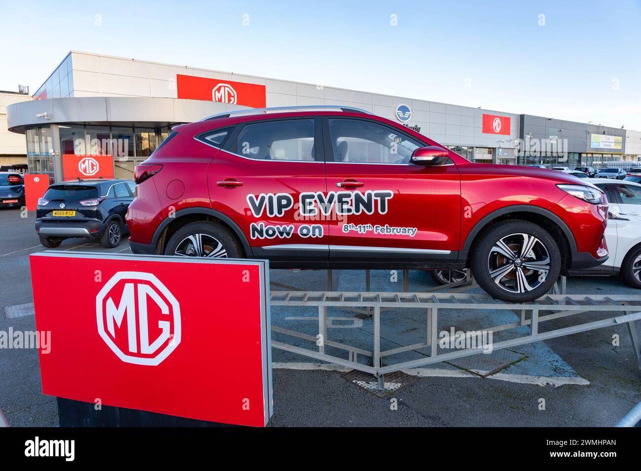 Edinburgh, Schottland, Großbritannien. Februar 2024. Neue importierte chinesische Elektroautos auf den Vorplätzen der Autohäuser in Edinburgh. Erste Lieferungen an Händler der chinesischen Marke BYD ( Build Your Dreams) sind eingetroffen, und die europäischen Automobilhersteller befürchten, dass die Chinesen kostengünstige, hoch staatlich subventionierte Elektroautos in Europa abwerfen und damit die Zukunft der europäischen Automobilindustrie gefährden werden. Iain Masterton/Alamy Live News Stockfoto