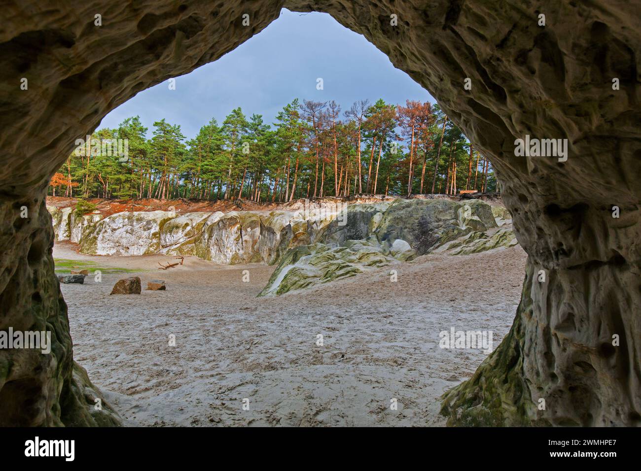 Gravuren in den Sandhöhlen, Sandsteinhöhlen im Wald genannt im Heers unterhalb der Felsen von Regenstein bei Blankenburg, Harz, Sachsen-Anhalt Stockfoto