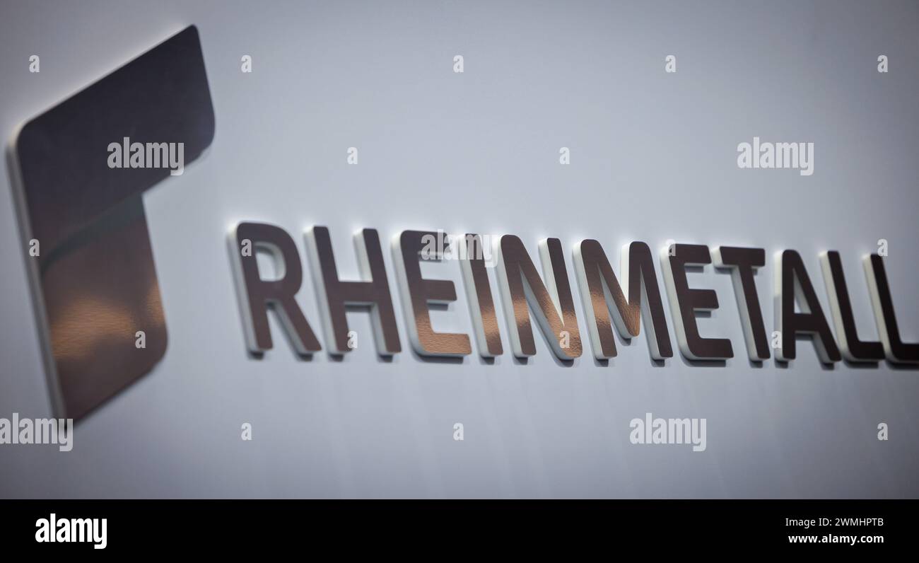 Nürnberg, Deutschland. Februar 2024. Das Rheinmetall-Logo ist auf dem Stand der Firma auf der Messe Enforce TAC für Sicherheitstechnik zu sehen. Die Fachmesse für Mitglieder der Sicherheitsbehörden und der Streitkräfte findet vom 26. Bis 28. Februar 2024 statt. Vermerk: Daniel Karmann/dpa/Alamy Live News Stockfoto