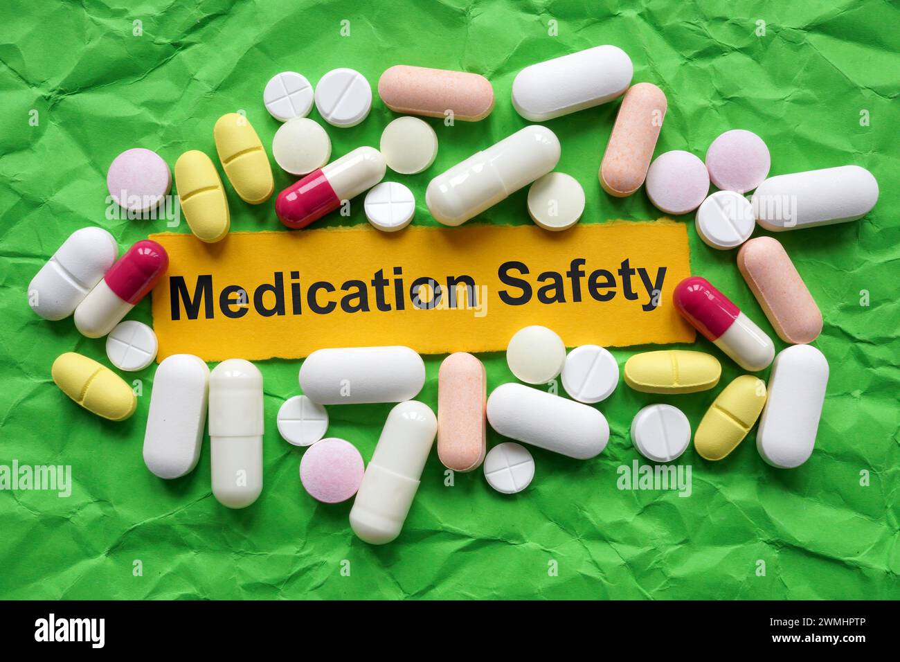 Arzneimittelsicherheitskonzept. Tabletten auf zerknittertem Papier. Stockfoto