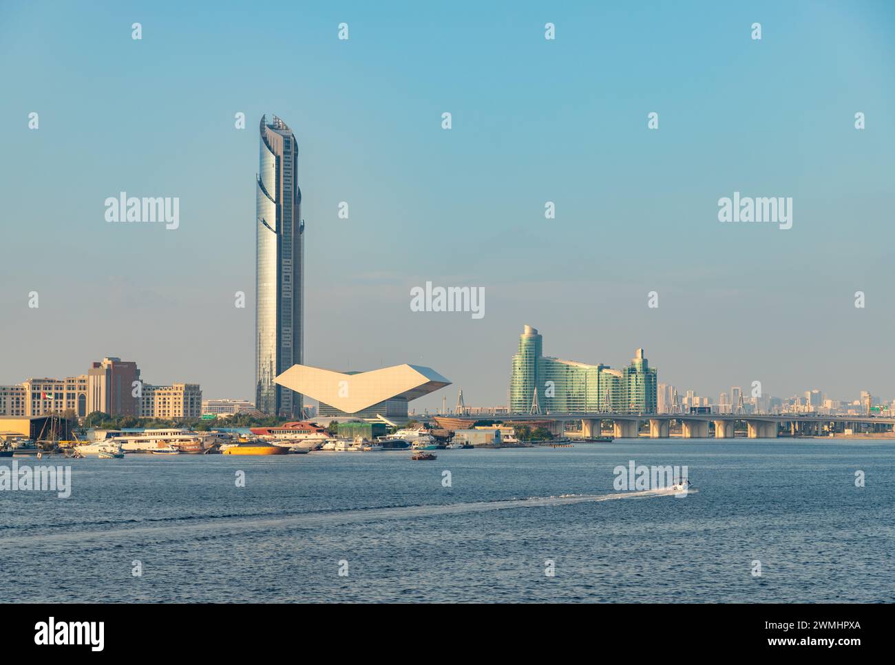 Ein Bild des Dubai Creek, mit der Mohammed bin Rashid Library, dem D1 Tower und dem InterContinental Residence Suites Dubai F.C., einem IHG Hotel Visibl Stockfoto