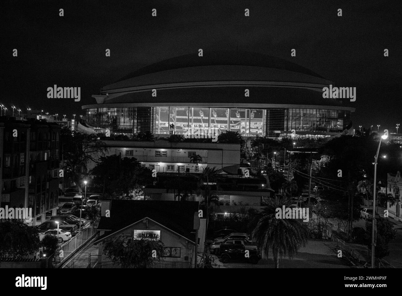 Allgemeine Ansicht des loanDepot Park oder Marlins Park Stadions bei Nacht, Heimstadion der Caribbean Series und des MLB Major League Baseball Teams in Miami Florida, USA am 31. Januar 2024. In Little Havana (© Foto von Luis Gutierrez/Norte Photo) Vista General del estadio loanDepot Park o Marlins Park de noche, sede de de La Serie del Caribe y del Equipo de Las Grandes Ligas del Besbol MLB en Miami Florida, Estados Unidos el 31 enero 2024. en la Pequeña Habana (© Foto von Luis Gutierrez/Norte Foto) Stockfoto