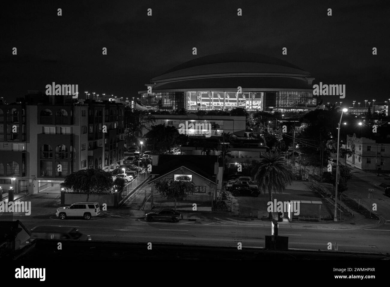 Allgemeine Ansicht des loanDepot Park oder Marlins Park Stadions bei Nacht, Heimstadion der Caribbean Series und des MLB Major League Baseball Teams in Miami Florida, USA am 31. Januar 2024. In Little Havana (© Foto von Luis Gutierrez/Norte Photo) Vista General del estadio loanDepot Park o Marlins Park de noche, sede de de La Serie del Caribe y del Equipo de Las Grandes Ligas del Besbol MLB en Miami Florida, Estados Unidos el 31 enero 2024. en la Pequeña Habana (© Foto von Luis Gutierrez/Norte Foto) Stockfoto