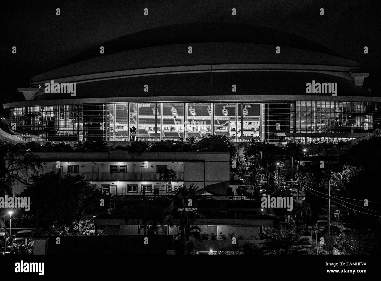 Allgemeine Ansicht des loanDepot Park oder Marlins Park Stadions bei Nacht, Heimstadion der Caribbean Series und des MLB Major League Baseball Teams in Miami Florida, USA am 31. Januar 2024. In Little Havana (© Foto von Luis Gutierrez/Norte Photo) Vista General del estadio loanDepot Park o Marlins Park de noche, sede de de La Serie del Caribe y del Equipo de Las Grandes Ligas del Besbol MLB en Miami Florida, Estados Unidos el 31 enero 2024. en la Pequeña Habana (© Foto von Luis Gutierrez/Norte Foto) Stockfoto
