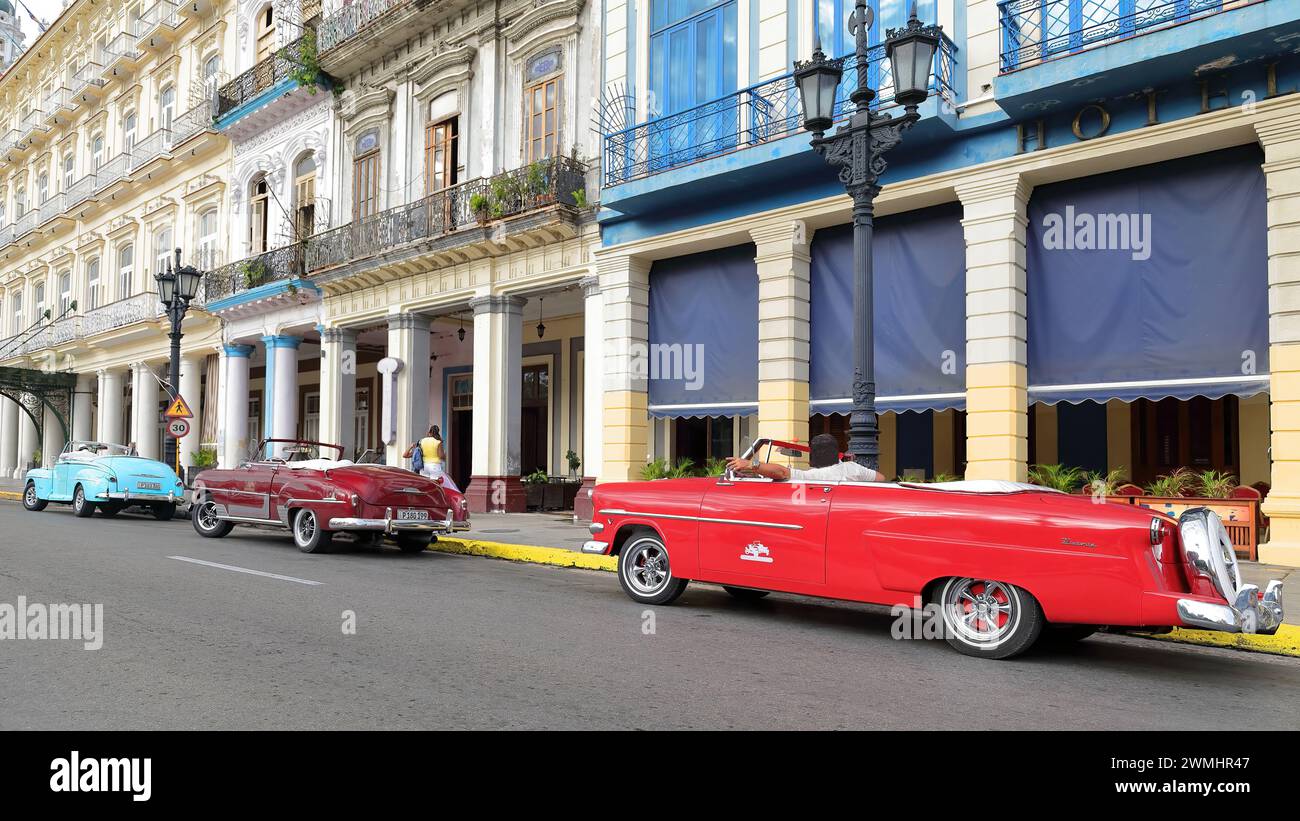 017 Alte blau-rosa-schwarze Almendron-Autos - Yank Tank, Ford und Chevrolet amerikanische Klassiker von 1947-52-53 - auf Paseo del Prado Promenade. Havanna-Kuba. Stockfoto